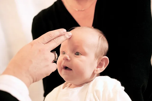 Baby bei Taufe.