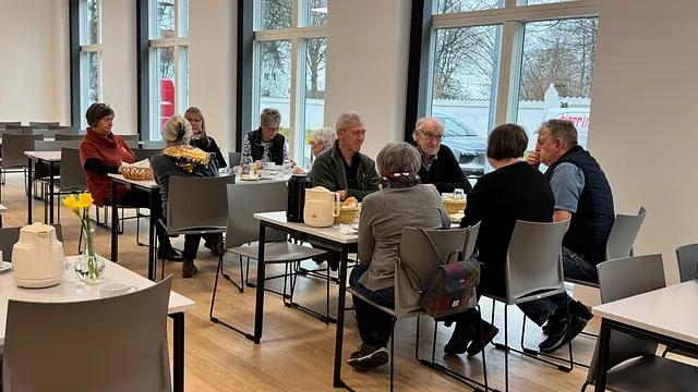 Fotograf macht Fotos von Menschen vor einem Kirchenportal.