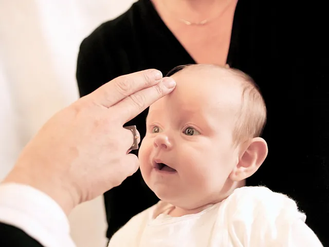 Baby bei Taufe.