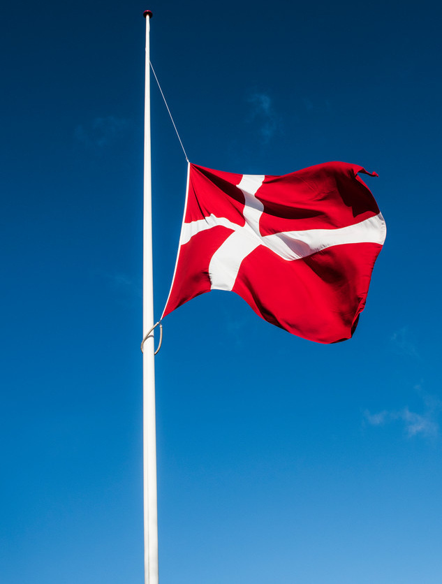 Dänische Flagge gehisst.
